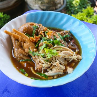 ป้าติ๋ม”ช้อนเงิน”ก๋วยเตี๋ยวไก่ตุ๋นมะระ